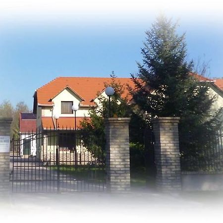 Kiraly Lovastanya Panzio Bed & Breakfast Janoshalma Exterior foto