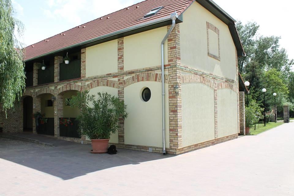 Kiraly Lovastanya Panzio Bed & Breakfast Janoshalma Exterior foto
